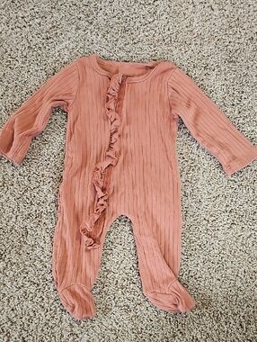 Ribbed Ruffle Footed One-Piece in Dusty Rose